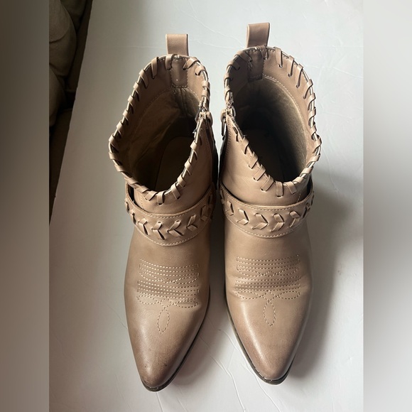 Altar’d State Woman’s Bootie’s Size 9 - Picture 3 of 7